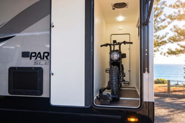 Paradise SL Escape rear garage with e-bike storage Paradise SL Escape rear garage with e-bike storage